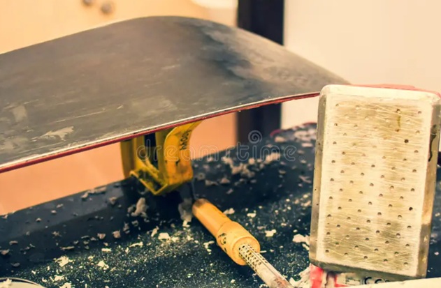 Atelier snowboard &agrave; l&rsquo;Alpe d&rsquo;Huez pour fartage, aff&ucirc;tage et entretien