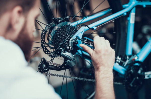 Atelier VTT &agrave; l&rsquo;Alpe d&rsquo;Huez pour r&eacute;glage, entretien et r&eacute;paration VTT descente et VTT &eacute;lectrique