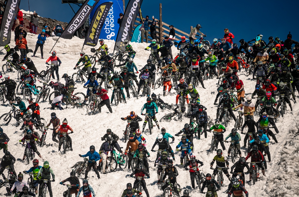 Megavalanche &agrave; l&rsquo;Alpe d&rsquo;Huez avec VTT de descente et enduro